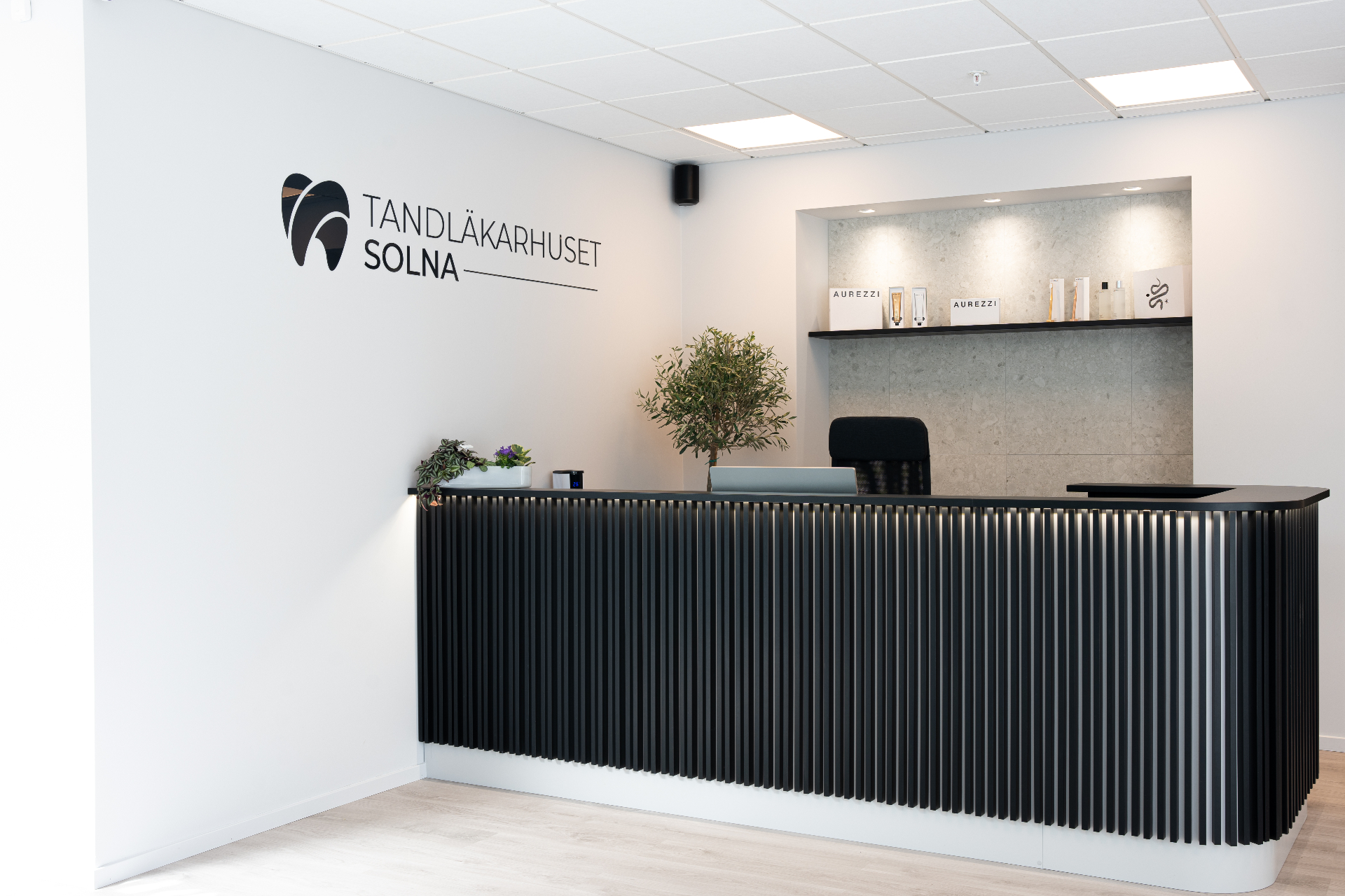 Receptionen på kliniken med grön växtvägg